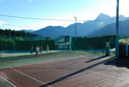 les tennis sous le Mont Charvin, centre village
