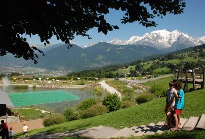 le biotop de Combloux, piscine face au Mont Blanc